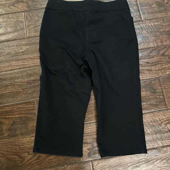 Croft & Barrow Stretch Capris 12 regular (black) - Picture 2 of 2
